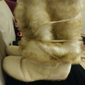 1 HR SALE! LK NEW SZ10 fur tan boots with pom poms